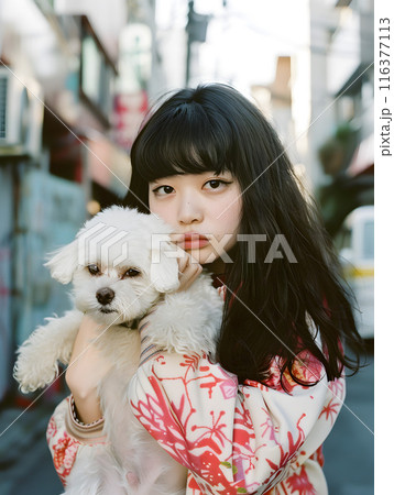 小型犬を抱くアジア人女性 116377113