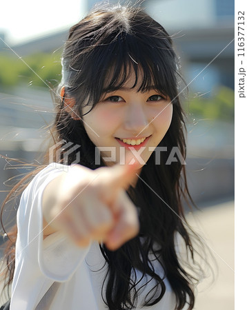 指差しをするアジア人女性 指差しをするアジア人女性 116377132