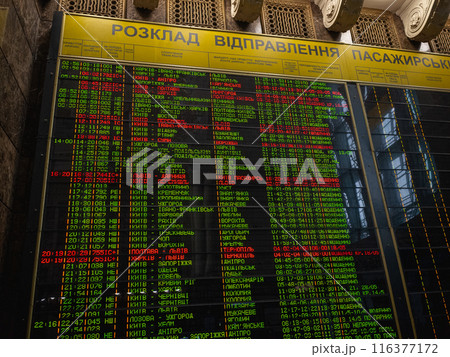 【ウクライナ】首都キーウ中央駅の列車の到着と発車時刻を表示した電光掲示板 116377172
