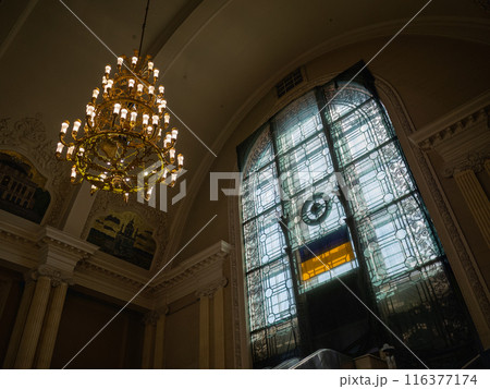 【ウクライナ】首都キーウ中央駅校内のシャンデリアと窓ガラスにウクライナ国旗が掲げられたインテリア 116377174