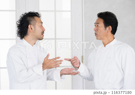 厨房内のやり方でもめる、料理人の上司と部下 シェフとスーシェフ 部下に指摘したらすごい顔をされて怒る 厨房内のやり方でもめる、料理人の上司と部下 シェフとスーシェフ 部下に指摘したらすごい顔をされて怒る 116377180