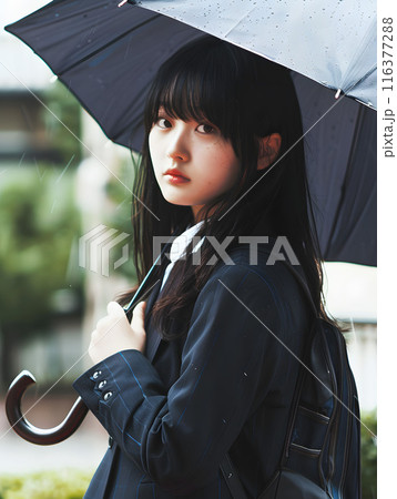 梅雨空と学生時代 - 傘をもった制服のアジア人女性 116377288
