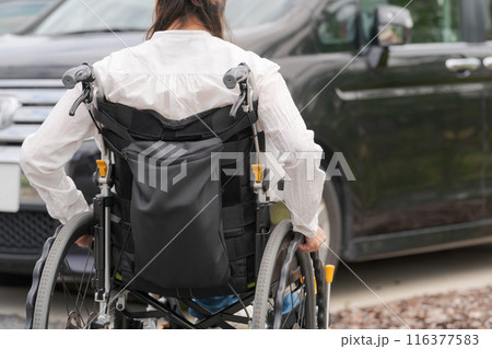 車椅子に乗る女性と自動車 116377583