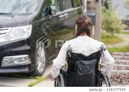 車椅子に乗る女性と自動車 116377585