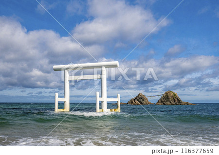 青空に映える糸島・二見ヶ浦 116377659