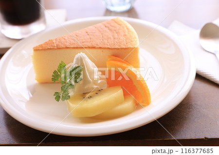 カットしたチーズケーキ カットしたチーズケーキ 116377685