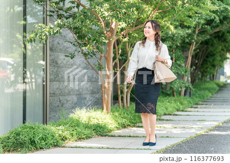 都会のオフィス街を歩く若いアジア人ビジネスウーマン 都会のオフィス街を歩く若いアジア人ビジネスウーマン 116377693