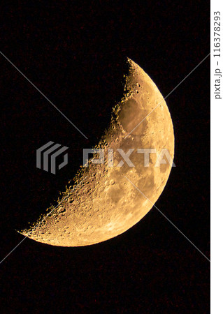 夜空に輝く三日月 116378293