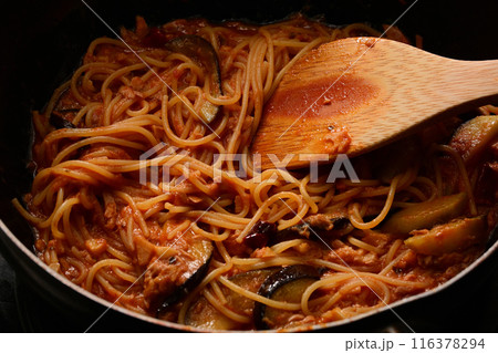 調理中の茄子とツナのトマトソースパスタ 116378294
