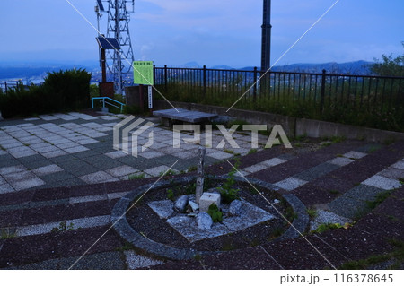 測量山展望台に設定されている三角点（北海道室蘭市） 116378645