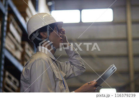 工場内で点検を行う作業着を着た男性 116379239