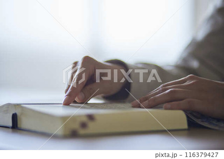 辞書を読む大学生の手元 116379427