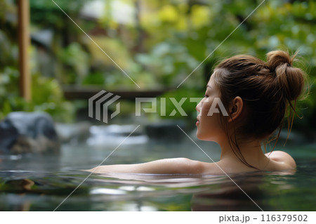 のんびり露天風呂に入る若い女性 116379502