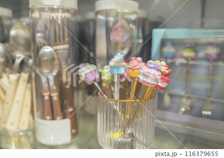 マカロンの食品サンプルがついたカラトリー 116379655