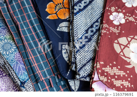 いろいろな柄の浴衣を並べたところ 116379691