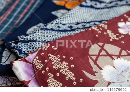 いろいろな柄の浴衣を並べたところ 116379692
