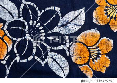 ろうけつ染めの浴衣の生地 116379751