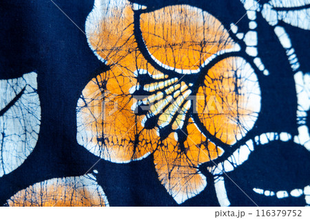 ろうけつ染めの浴衣の生地 116379752