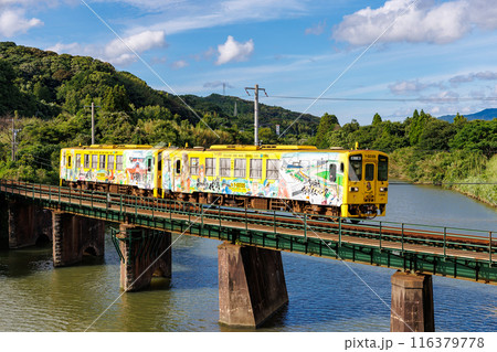 徳須恵川を渡る唐津線キハ125型（ロマンシング佐賀ラッピング車） 116379778