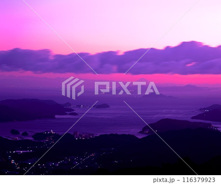 朝焼けに浮かび上がる富士山を遠望200km/朝熊山頂展望台より/日本百景」/伊勢志摩スカイライン 朝焼けに浮かび上がる富士山を遠望200km/朝熊山頂展望台より/日本百景」/伊勢志摩スカイライン 116379923