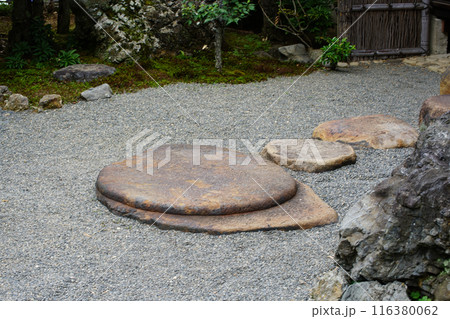 京都の民家の庭石 116380062