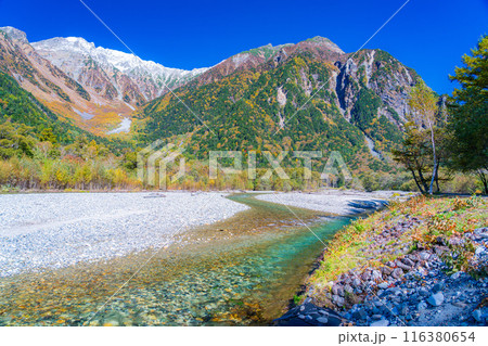 【秋素材】錦秋の上高地・梓川の清流【長野県】 【秋素材】錦秋の上高地・梓川の清流【長野県】 116380654