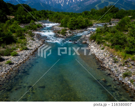 残雪の北アルプスと松川　長野県白馬村 116380807