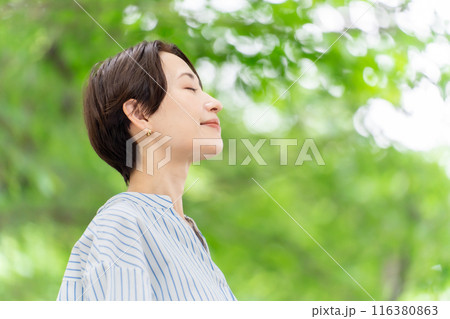 新緑　ミドル女性　ビューティー 116380863