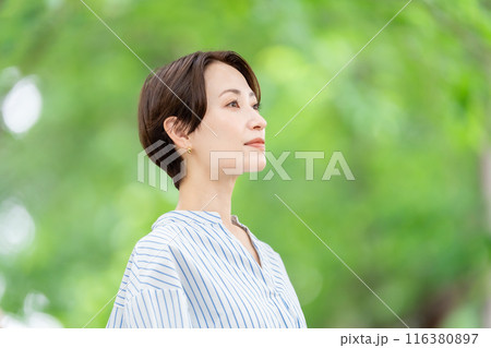 新緑 ミドル女性 ビューティー 新緑 ミドル女性 ビューティー 116380897