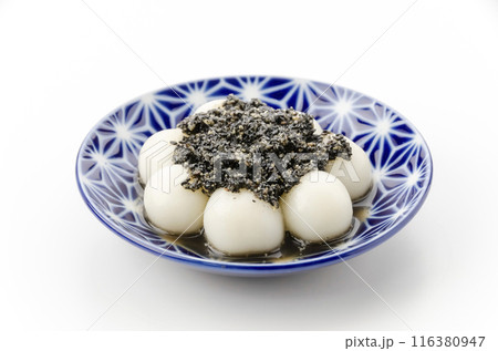 黒胡麻だれの白玉団子 116380947