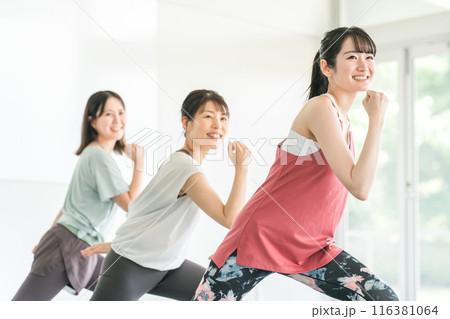 スポーツジムでダンス・エアロビレッスンをする女性達 スポーツジムでダンス・エアロビレッスンをする女性達 116381064
