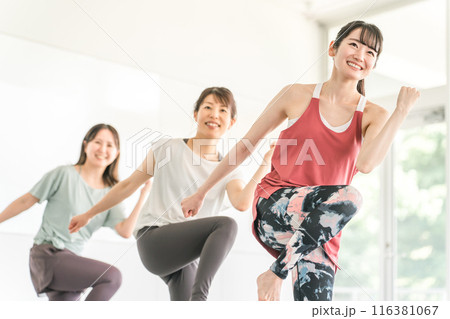 スポーツジムでダンス・エアロビレッスンをする女性達 116381067