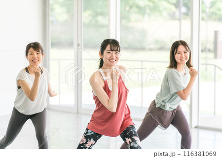 スポーツジムでダンス・エアロビレッスンをする女性達 116381069