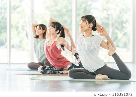 ヨガスタジオ・ヨガ教室でヨガ・ピラティスをする女性達（スポーツジム） 116381072