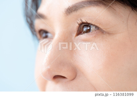 女性　目元　50代 116381099