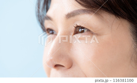 女性 目元 50代 女性 目元 50代 116381100