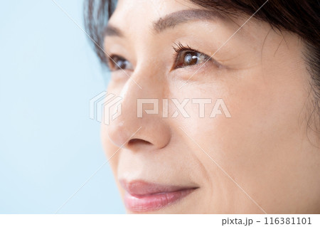 女性　目元　50代 116381101
