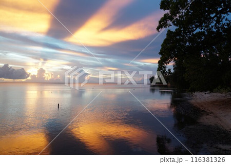 モーレア島の夕景 116381326