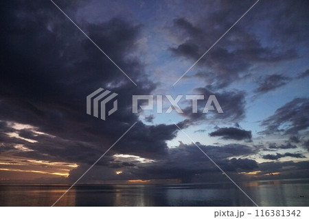 モーレア島の夕景 116381342