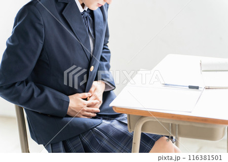 生理痛・胃腸炎・食中毒・腹痛で体調不良の女子高校生・中学生の女の子 116381501