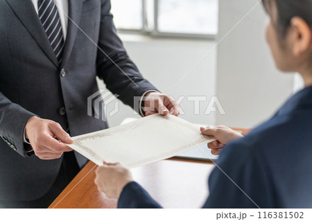 卒業式に卒業証書・賞状を渡す先生と受け取る生徒（女子高生・高校生・中学生） 116381502