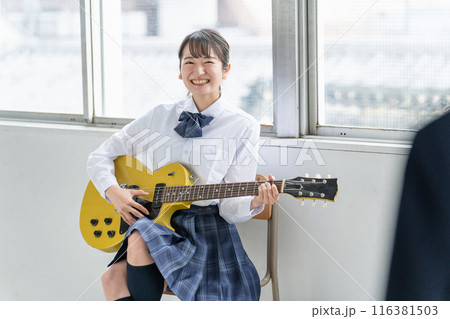 学校の教室で楽器・ギターの演奏をする軽音部・吹奏楽部の高校生・中学生・女子高生（制服・バンド） 116381503