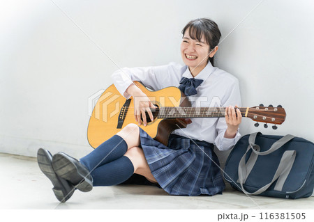 学校の教室で楽器・ギターの演奏をする軽音部・吹奏楽部の高校生・中学生・女子高生(制服・バンド) 学校の教室で楽器・ギターの演奏をする軽音部・吹奏楽部の高校生・中学生・女子高生(制服・バンド) 116381505