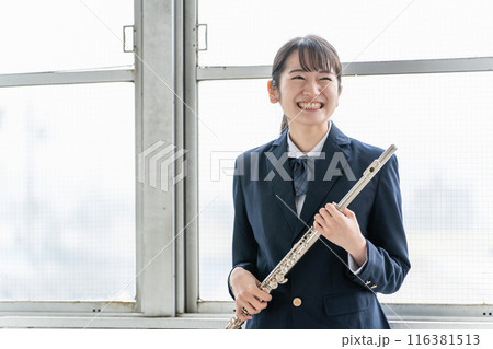 学校の部活動でフルートを練習するアジア人の女子高生 学校の部活動でフルートを練習するアジア人の女子高生 116381513