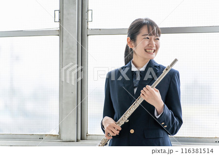 学校の部活動でフルートを練習するアジア人の女子高生 116381514