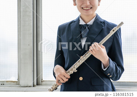 学校の部活動でフルートを練習するアジア人の女子高生 学校の部活動でフルートを練習するアジア人の女子高生 116381515