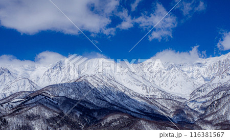 雪に覆われた北アルプス　長野県白馬村 116381567