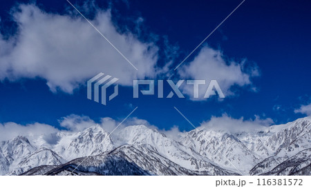 雪に覆われた北アルプス　長野県白馬村 116381572