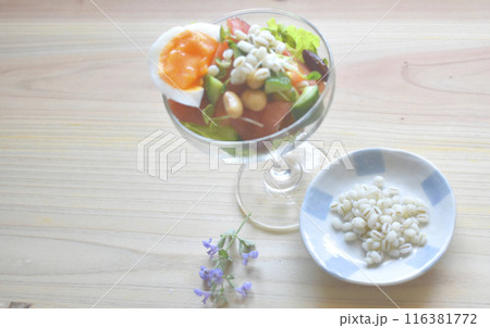 水溶性食物繊維たっぷりのもち麦をトッピングした緑黄色野菜とタンパク質たっぷりのおいしい腸活サラダ 116381772