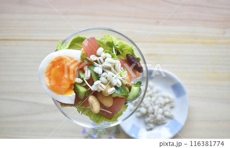 水溶性食物繊維たっぷりのもち麦をトッピングした緑黄色野菜とタンパク質たっぷりのおいしい腸活サラダ 水溶性食物繊維たっぷりのもち麦をトッピングした緑黄色野菜とタンパク質たっぷりのおいしい腸活サラダ 116381774